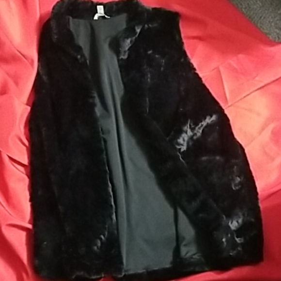 Est. 1946 Faux fur vest - Picture 2 of 3